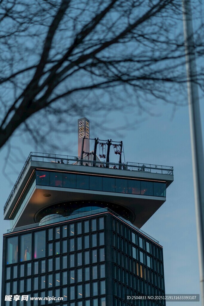 城市高楼顶端独特建筑景观