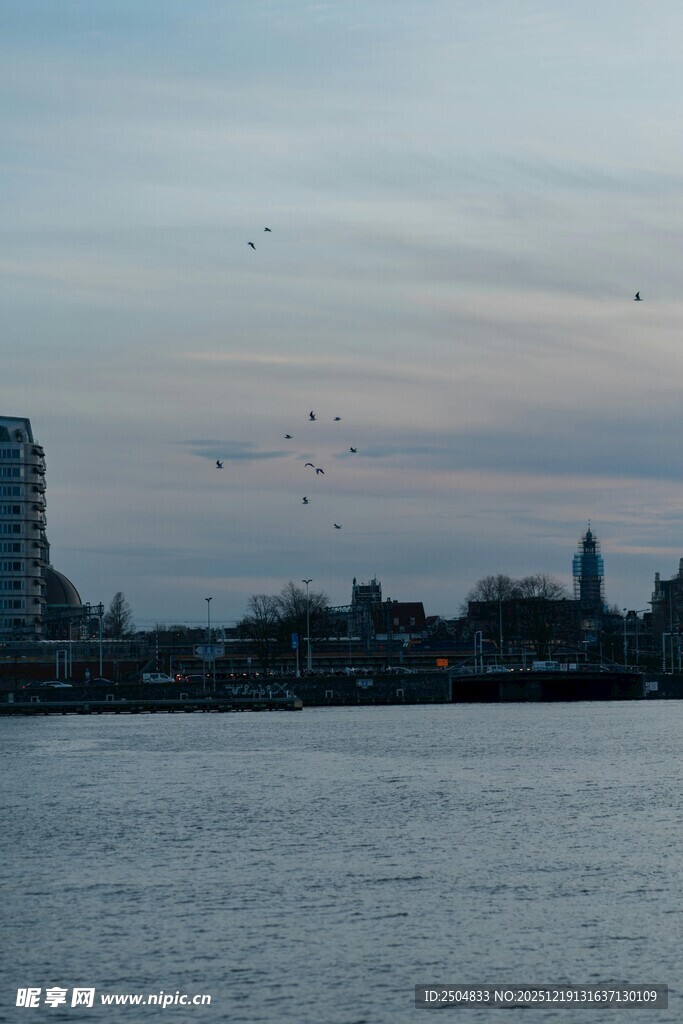 城市河畔黄昏景色