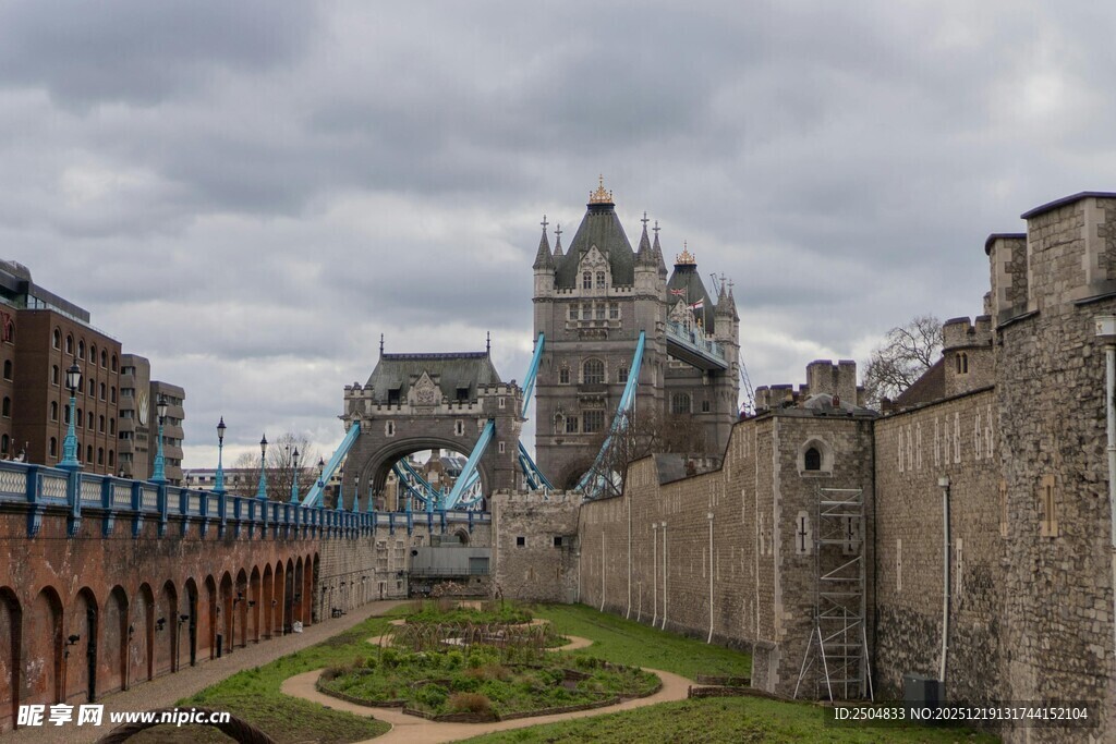 伦敦塔桥与古老城墙景观