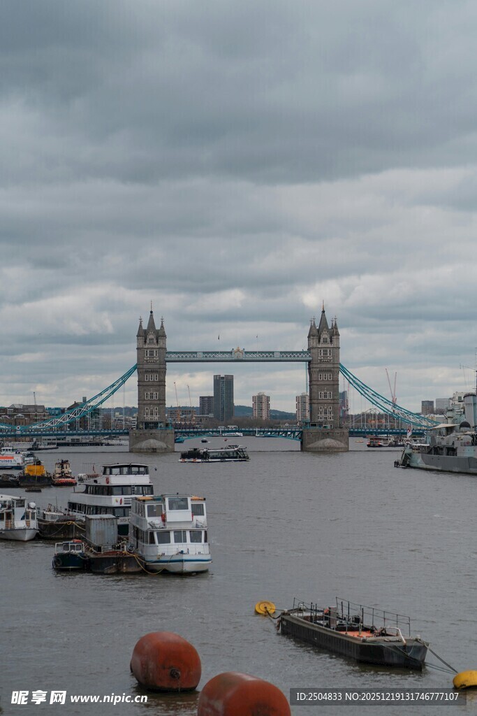 伦敦塔桥及河畔船只景观