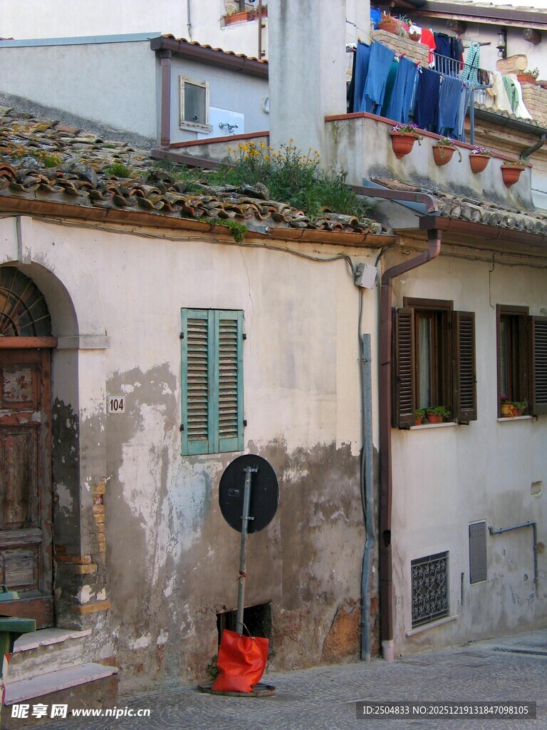 老旧街道旁的古朴 居