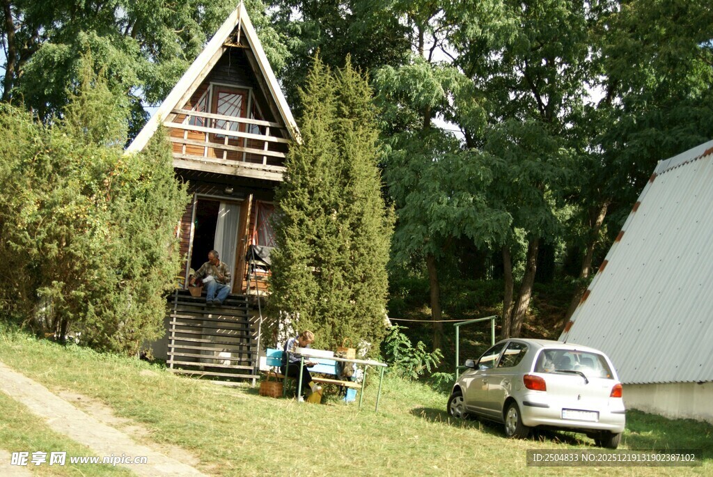 林间木屋旁的汽车