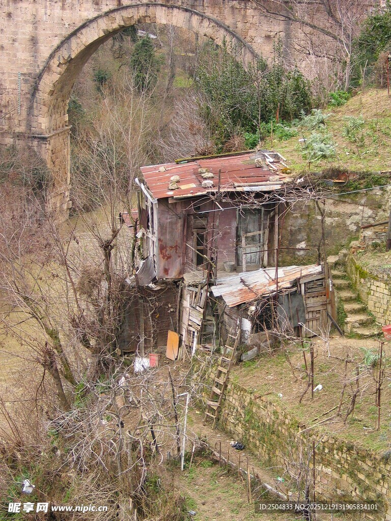 山间破旧小屋与拱形石桥