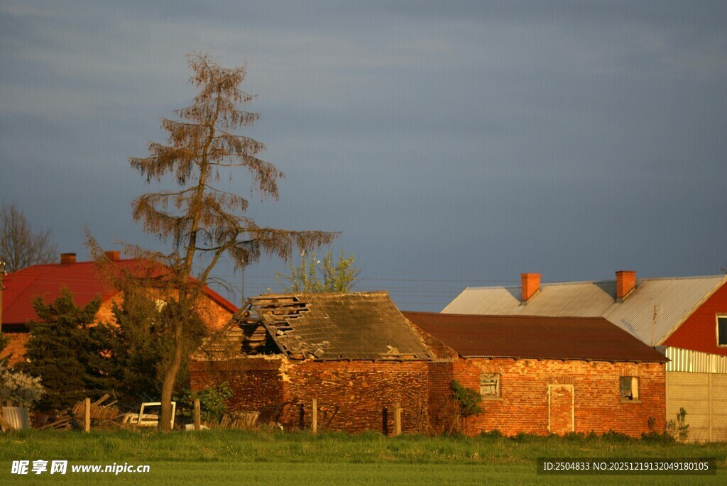 黄昏下的乡村静谧景象