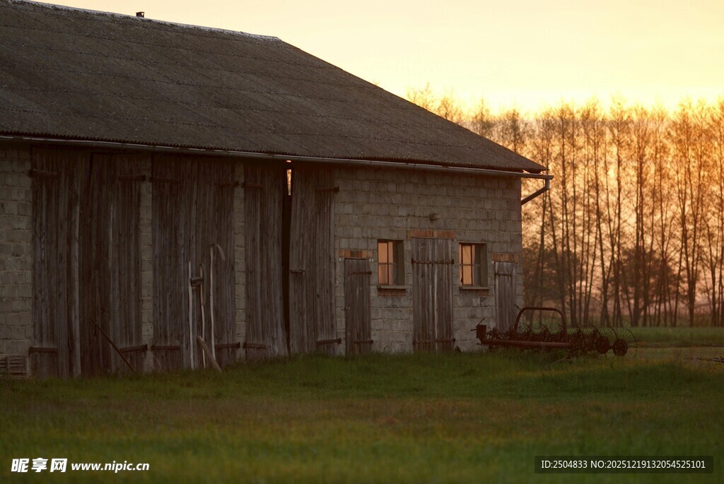 夕阳下的古朴木屋