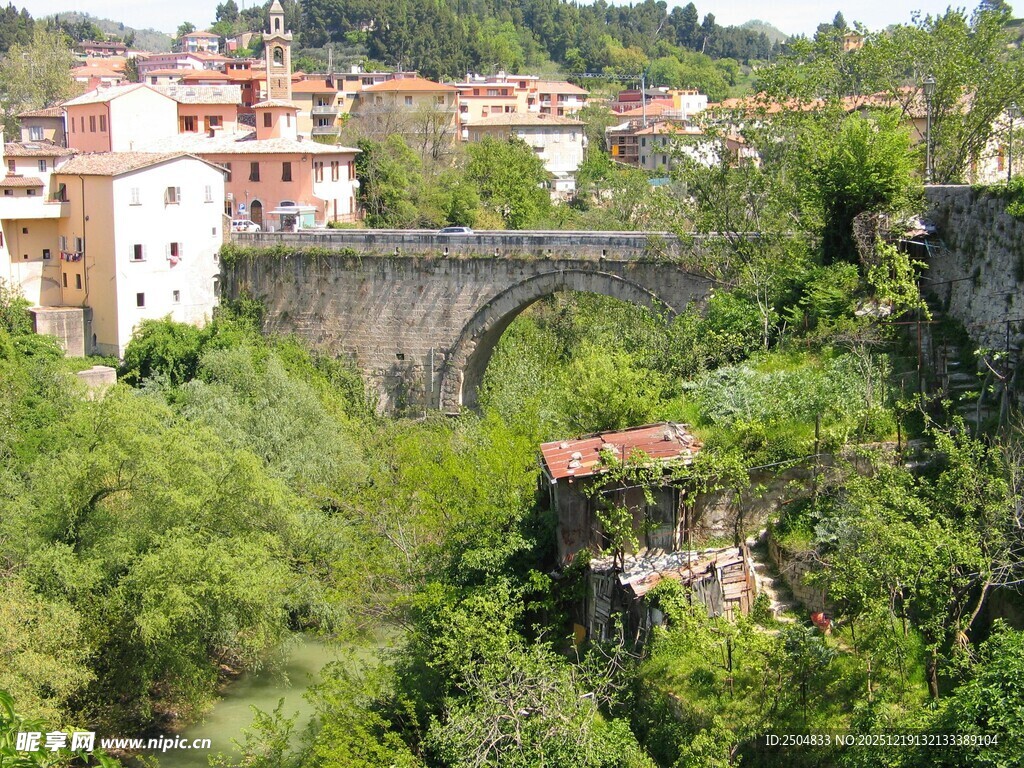 山间石桥畔的古朴村落