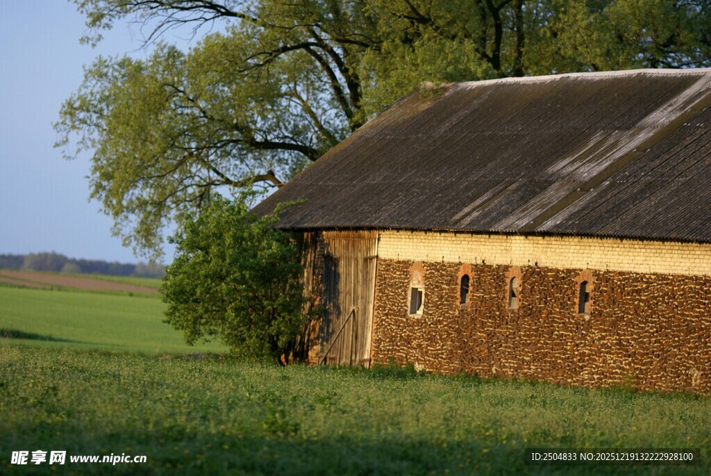 乡村小屋旁的绿意田园