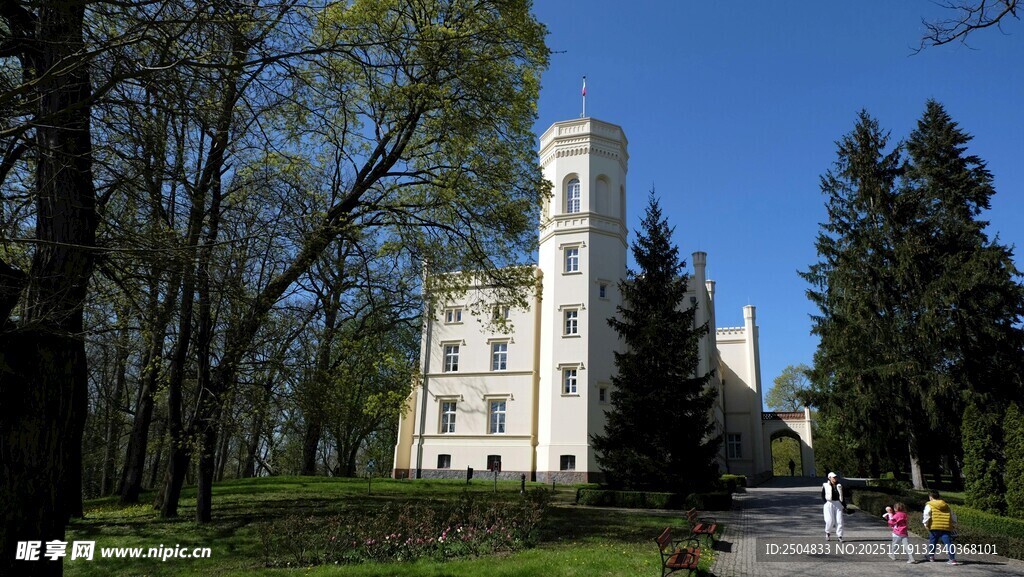 欧式城堡旁的林间小道