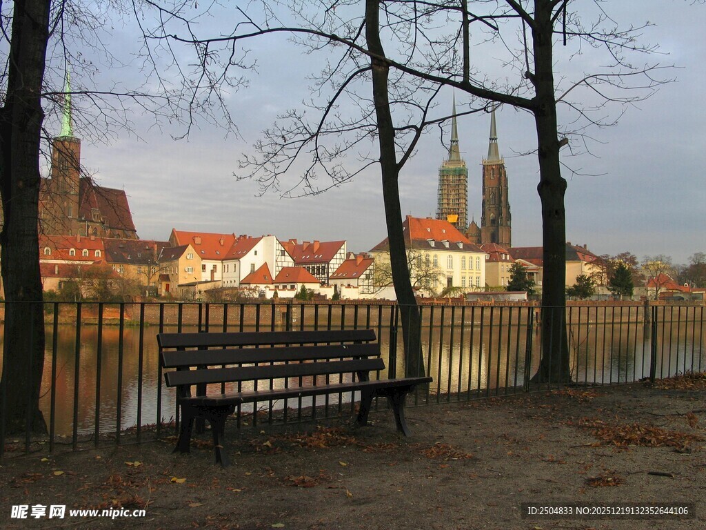冬日河畔长椅与远处建筑