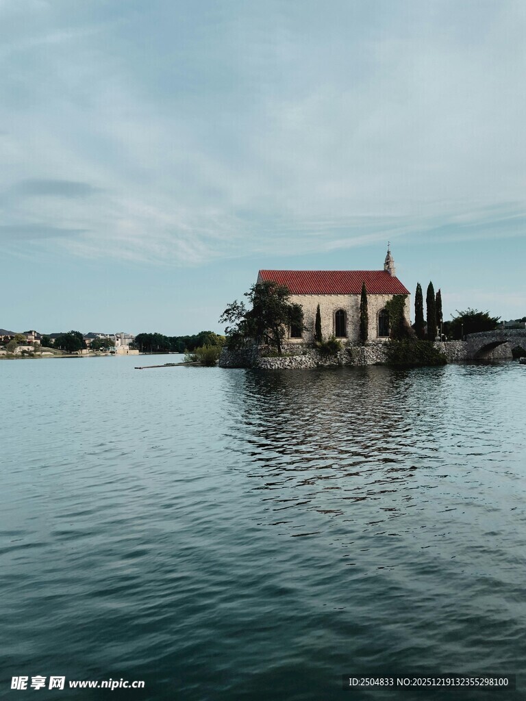 湖心红顶小屋的静谧景致
