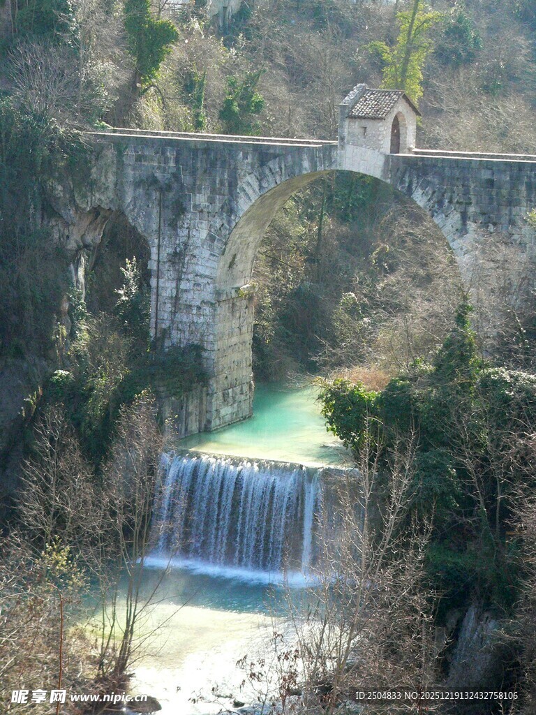 山间瀑布与古老石桥景观