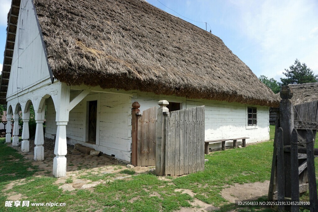 乡村茅草屋古朴景致
