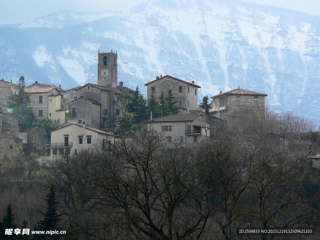 山间古朴村落风景