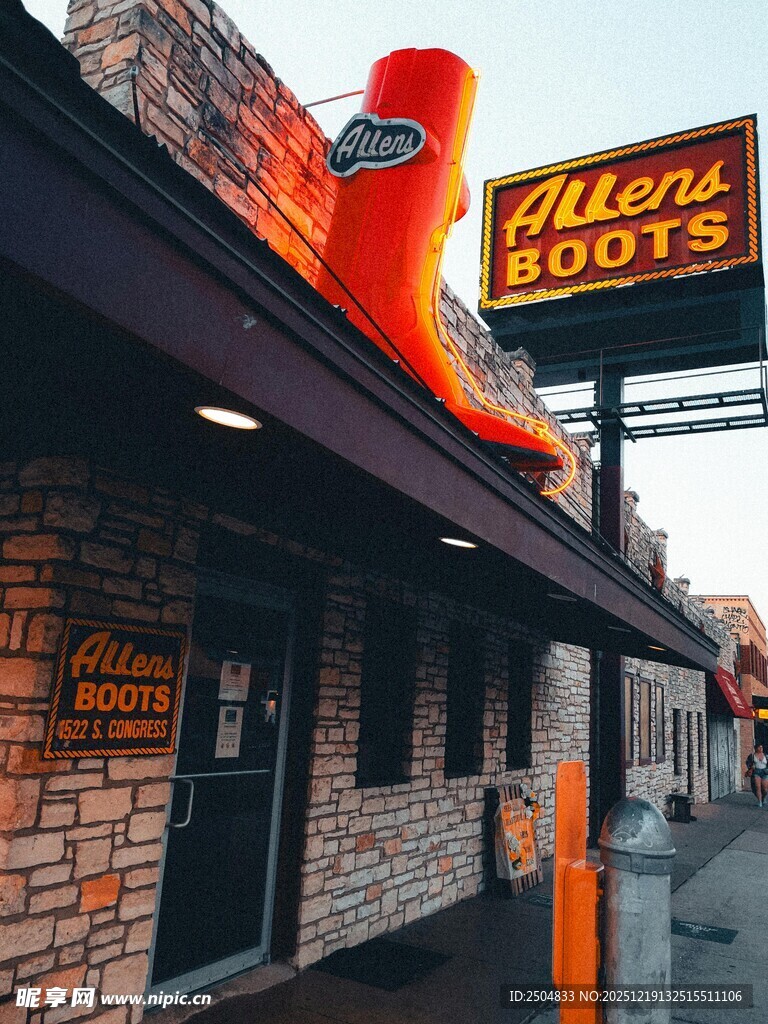 巨大靴子造型的店铺招牌