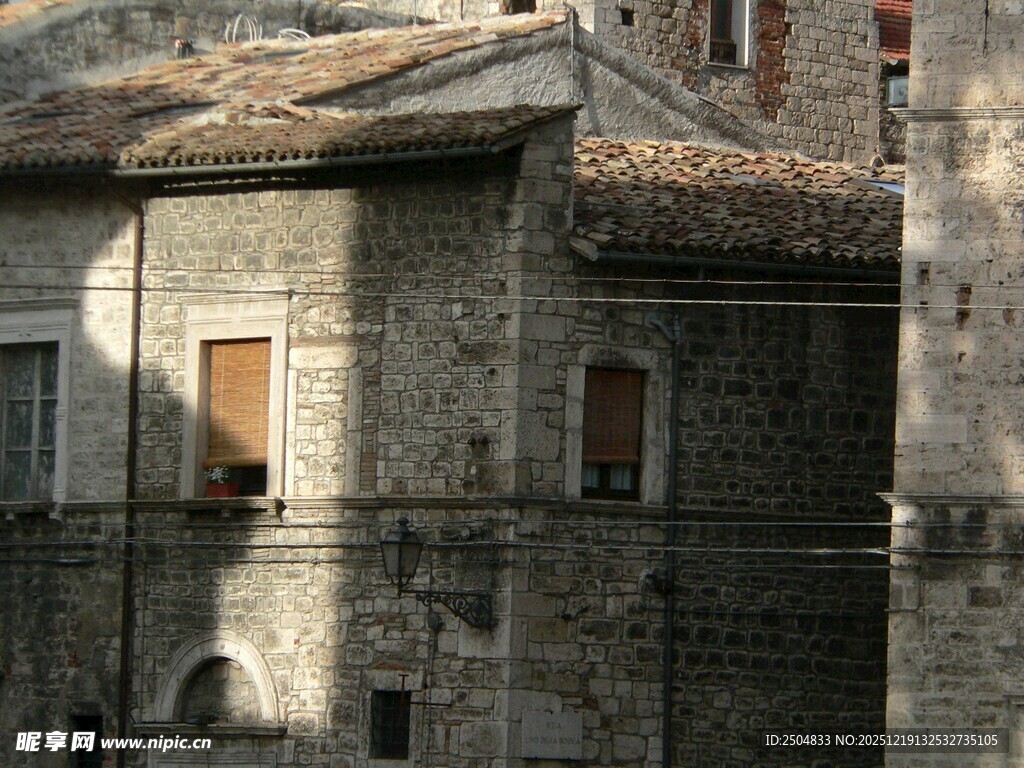 古老斑驳的欧式建筑一角