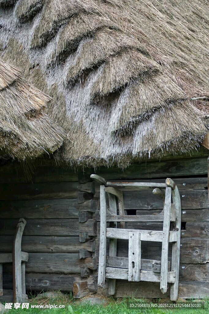 古朴木屋旁的简易木梯