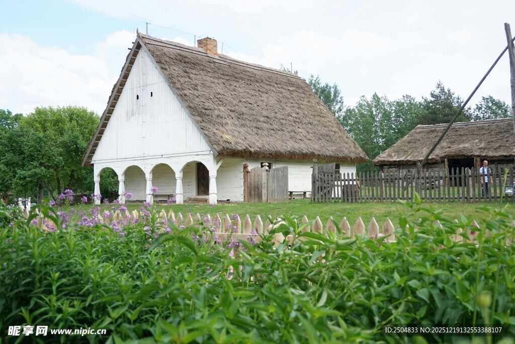 乡村茅草屋 田园好风光