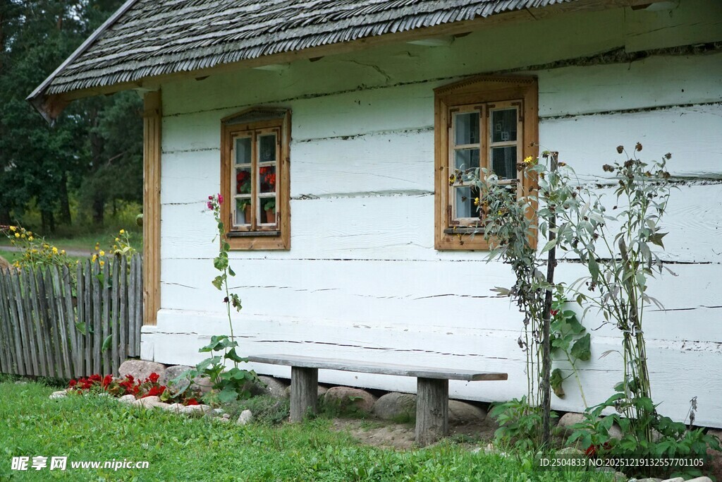 乡村小屋旁的绿植与长椅