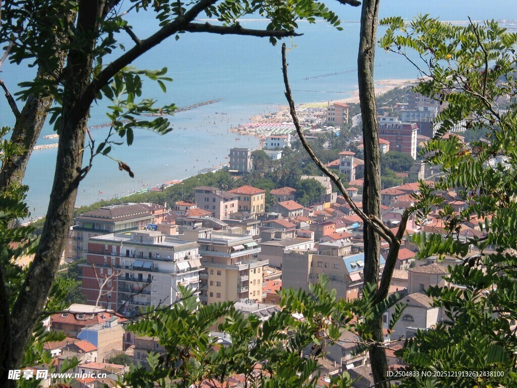 山林间俯瞰多彩城镇风光