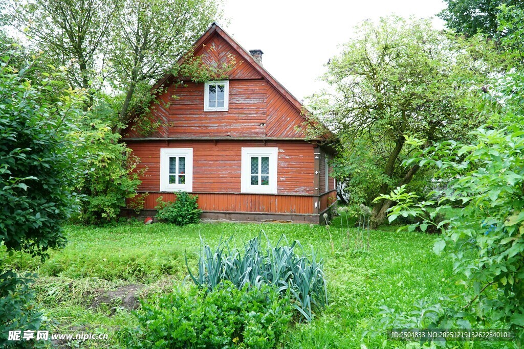 田园中的红顶木屋