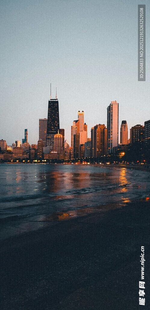 城市天际线与水面景观