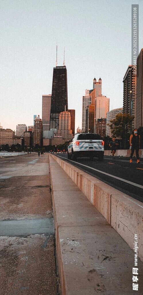 城市道路旁的高楼景观