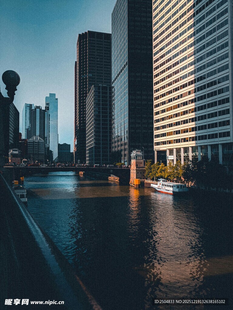 城市河畔高楼景观