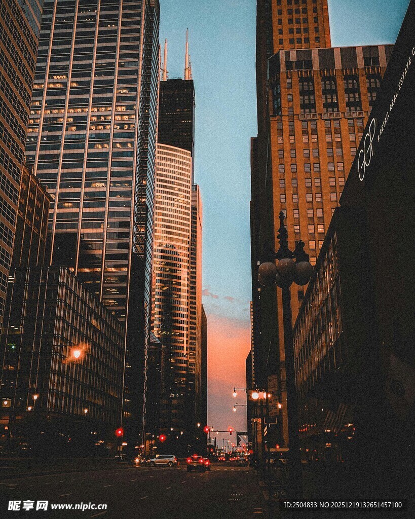 城市黄昏下的高楼街道景观