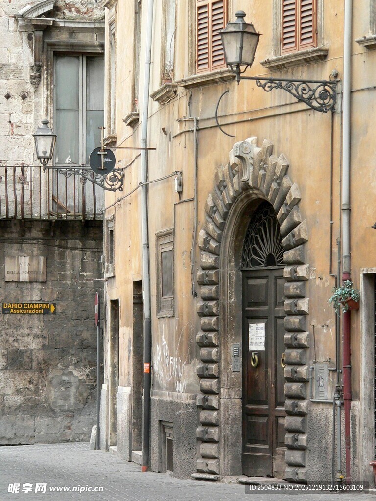 古老建筑的拱形门洞