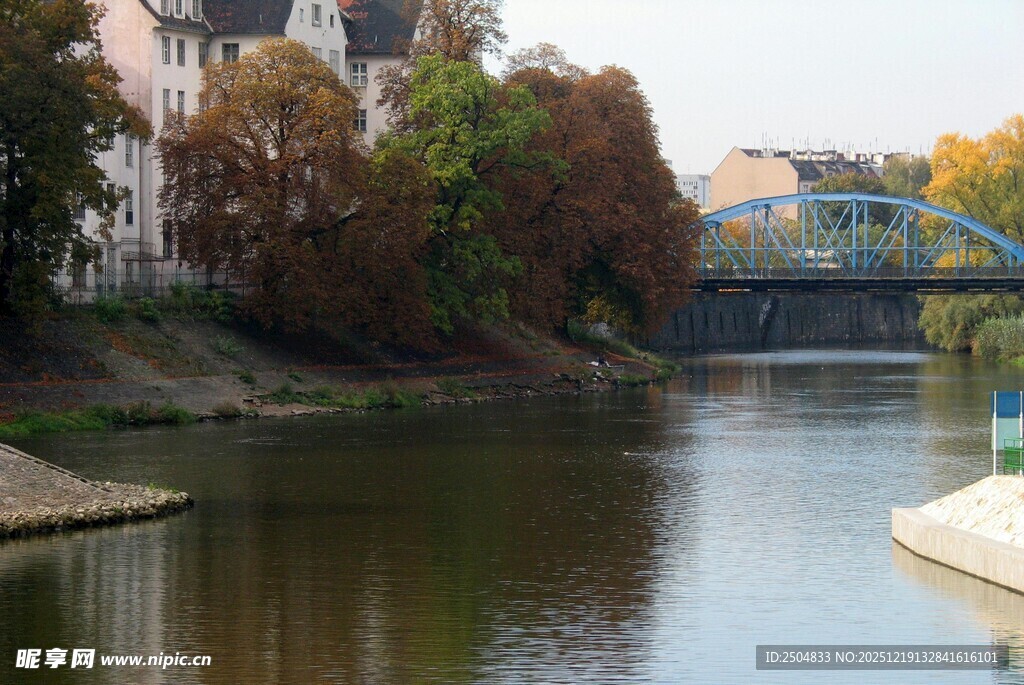 河畔秋景 桥影倒映