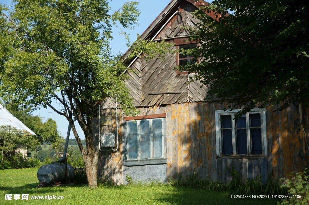 乡村旧屋旁的绿意景致