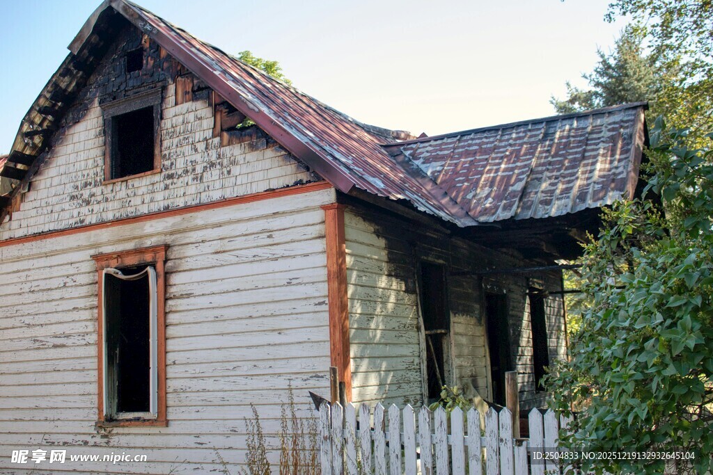 破旧小屋与白色栅栏
