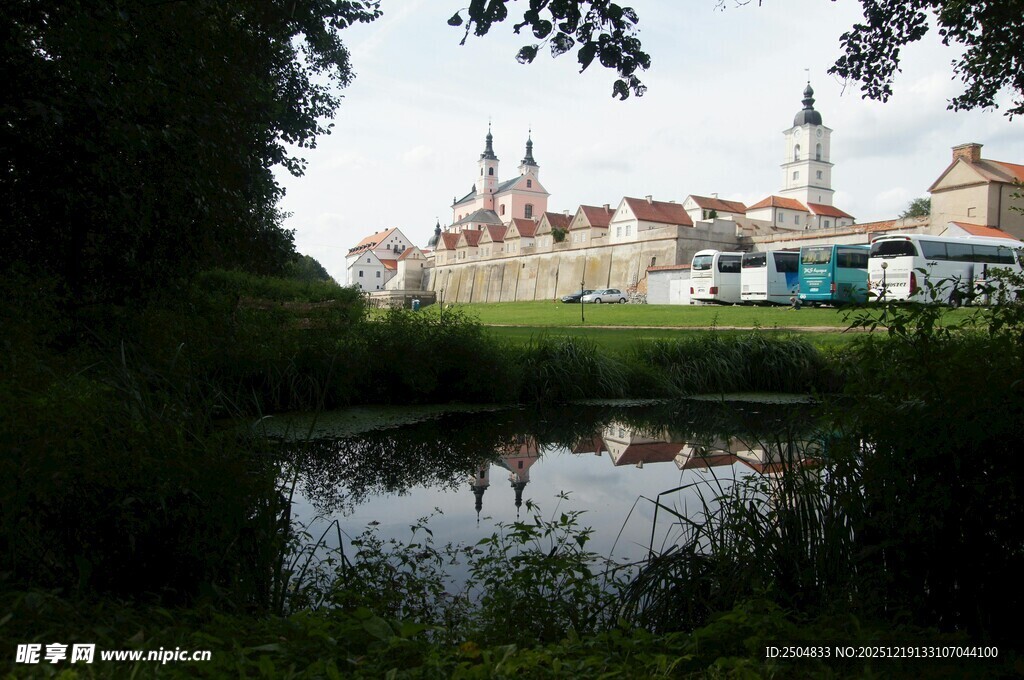 湖畔城堡风景如画