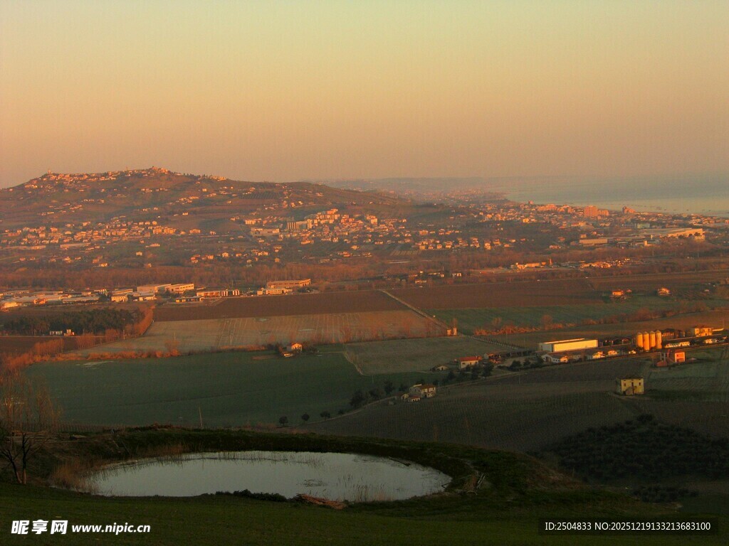 黄昏下的田园湖泊美景