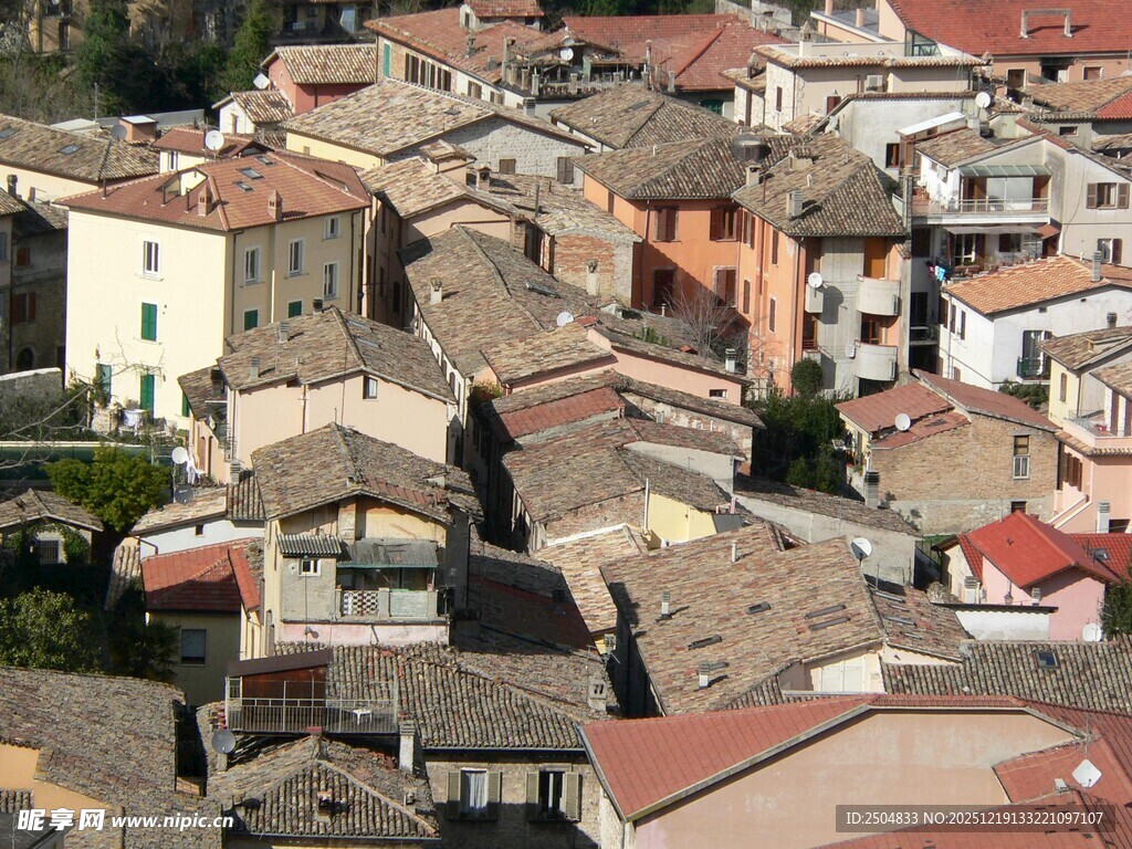 意大利小镇多彩屋顶景观