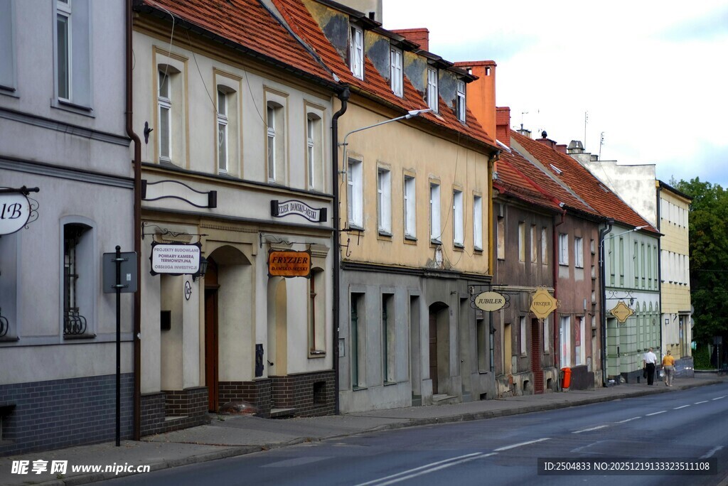  洲小镇街边多彩建筑