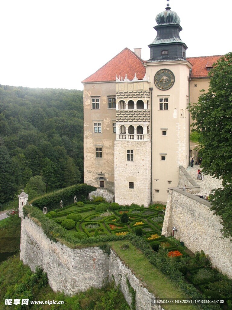 古老城堡坐落在葱郁山林间