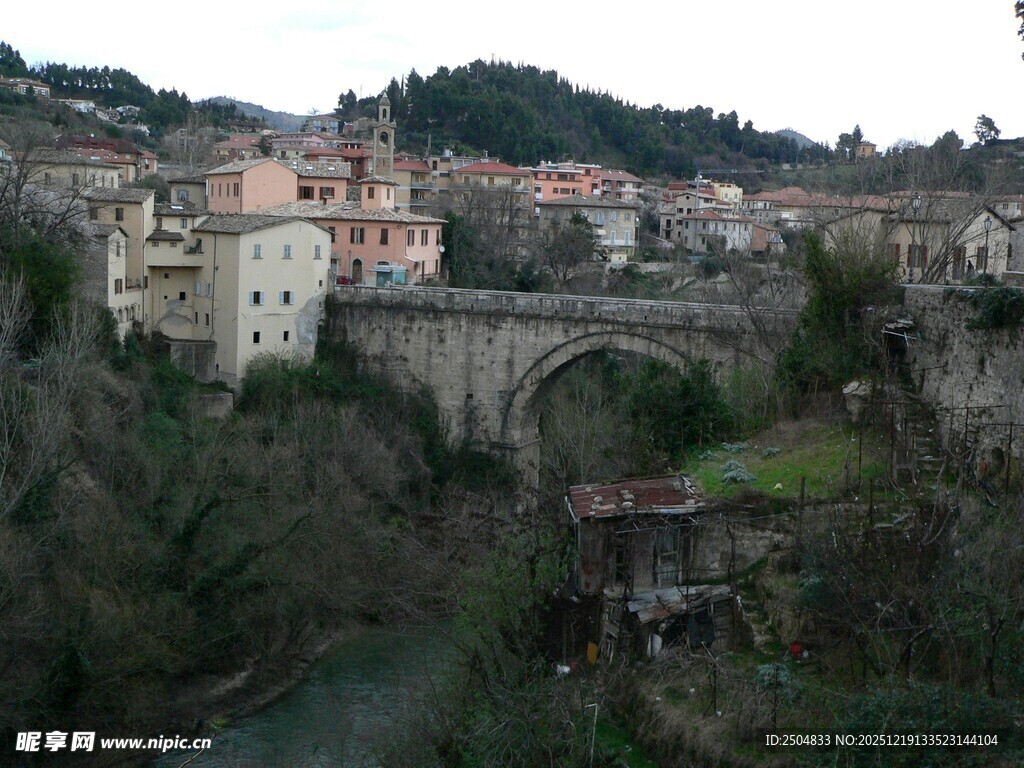 古老石桥下的山间城镇