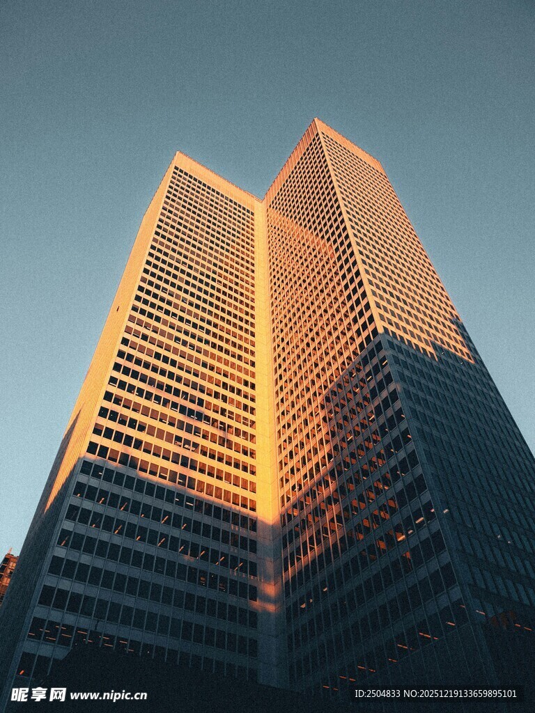 夕阳下的摩天大楼