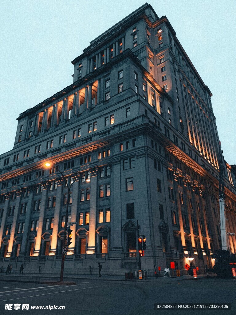 夜幕下的宏伟古典建筑