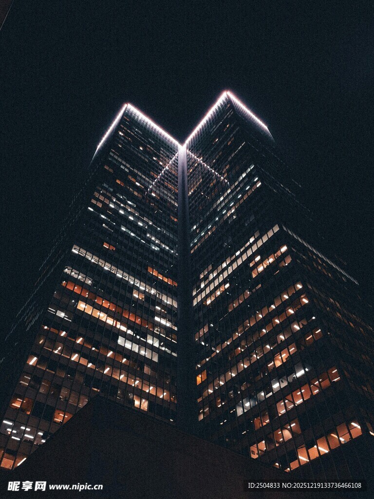 夜幕下的璀璨摩天大楼