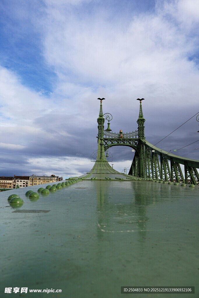 海上壮观桥梁建筑景观
