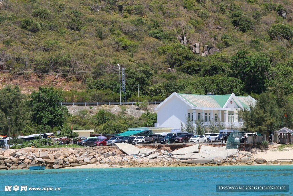 海滨小屋与碧蓝海水