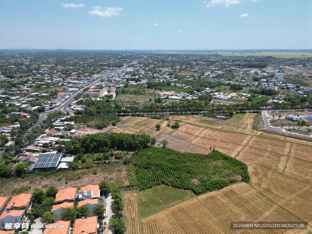 俯瞰城郊田园与 居景观