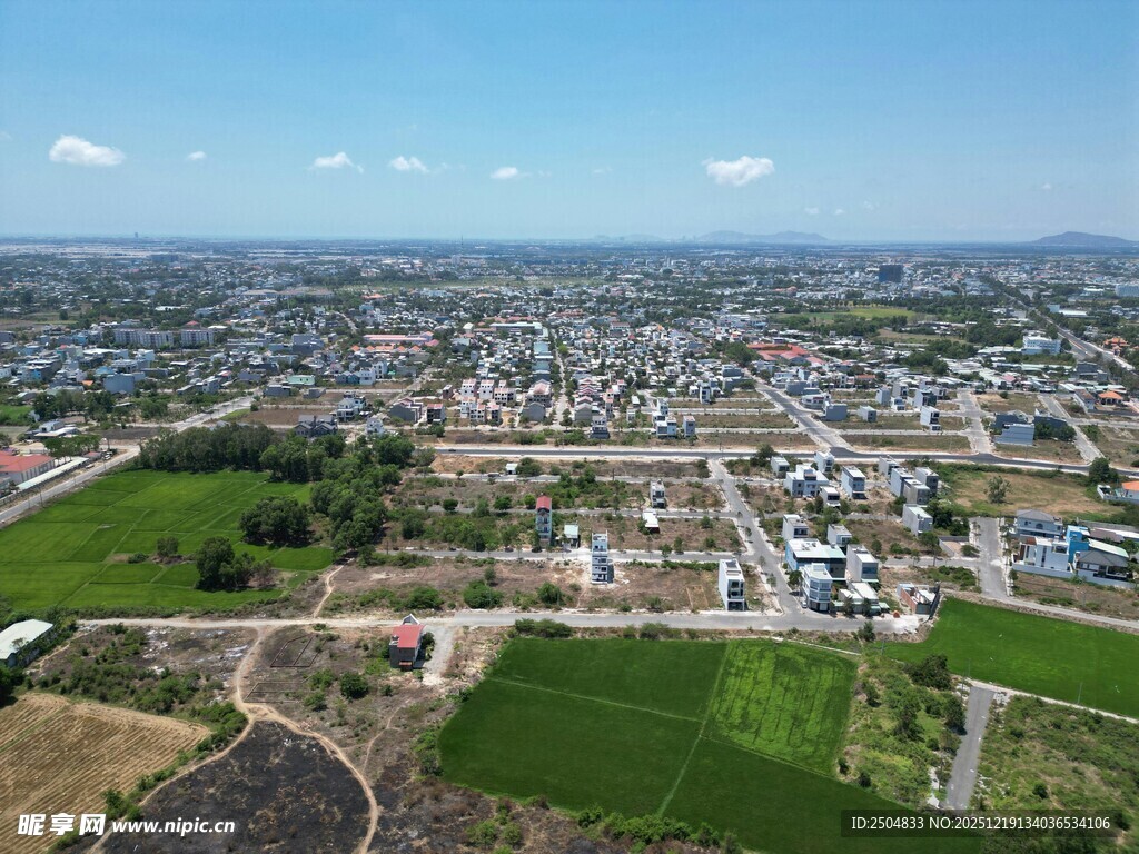 俯瞰城郊田园与城镇风光