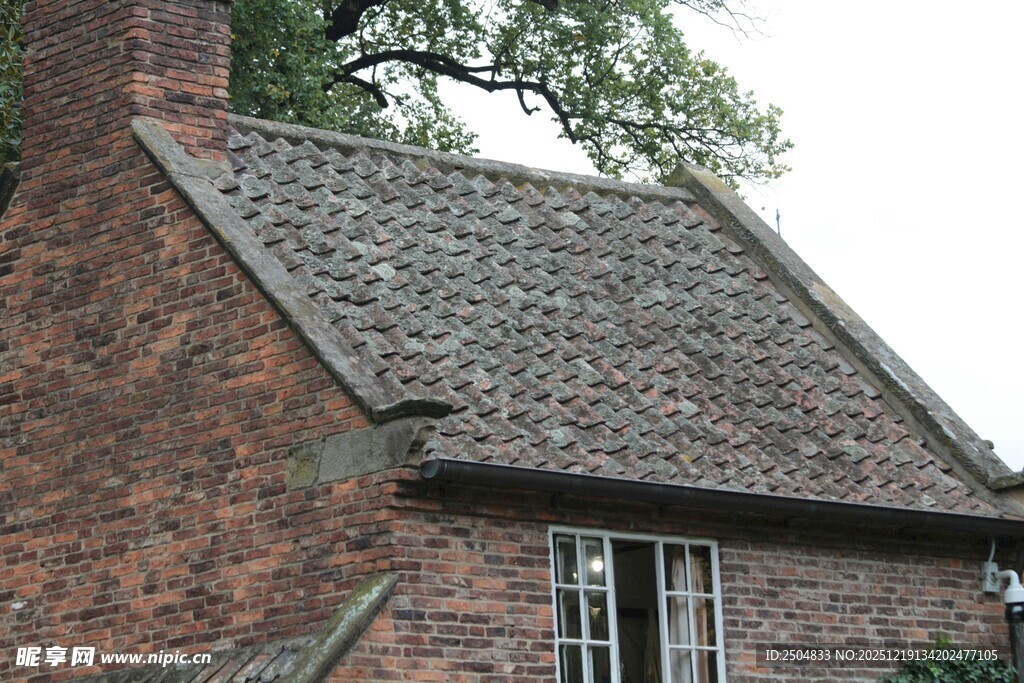 红砖小屋的古朴屋顶