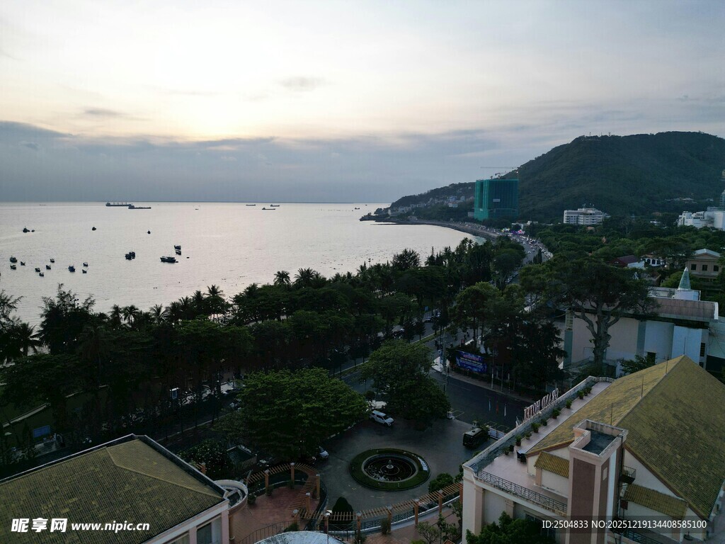 海滨城市黄昏美景