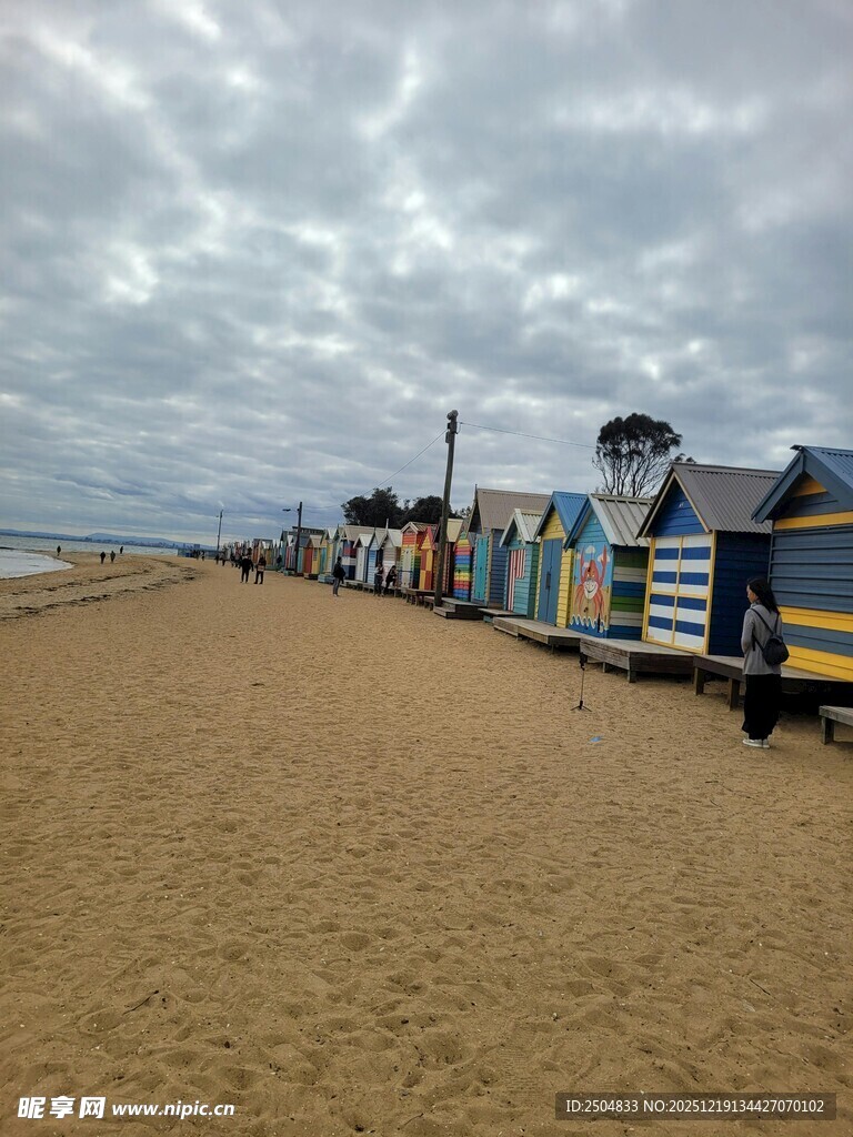 海边沙滩上的彩色小屋