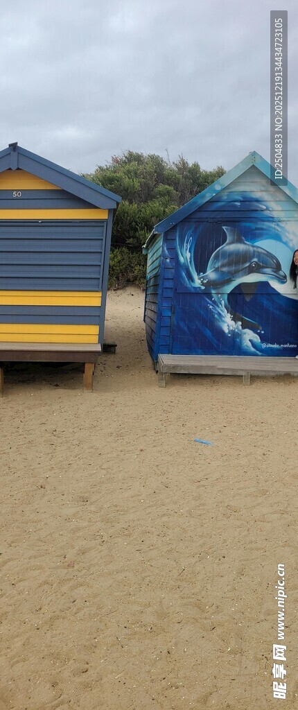 沙滩上色彩斑斓的海滨小屋