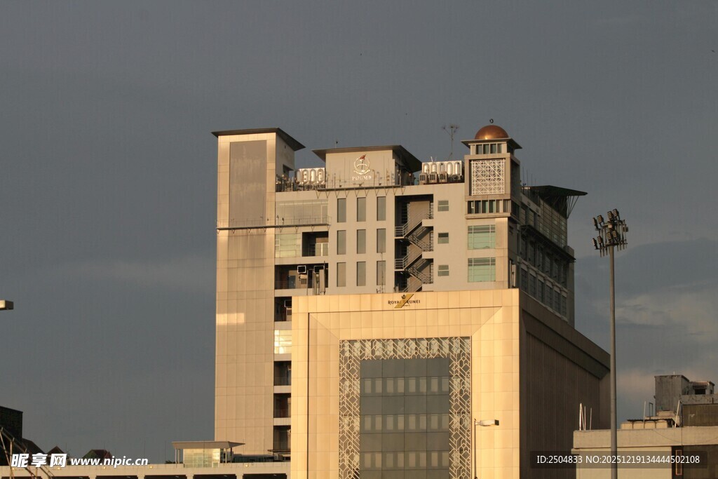 城市中高耸的现代建筑